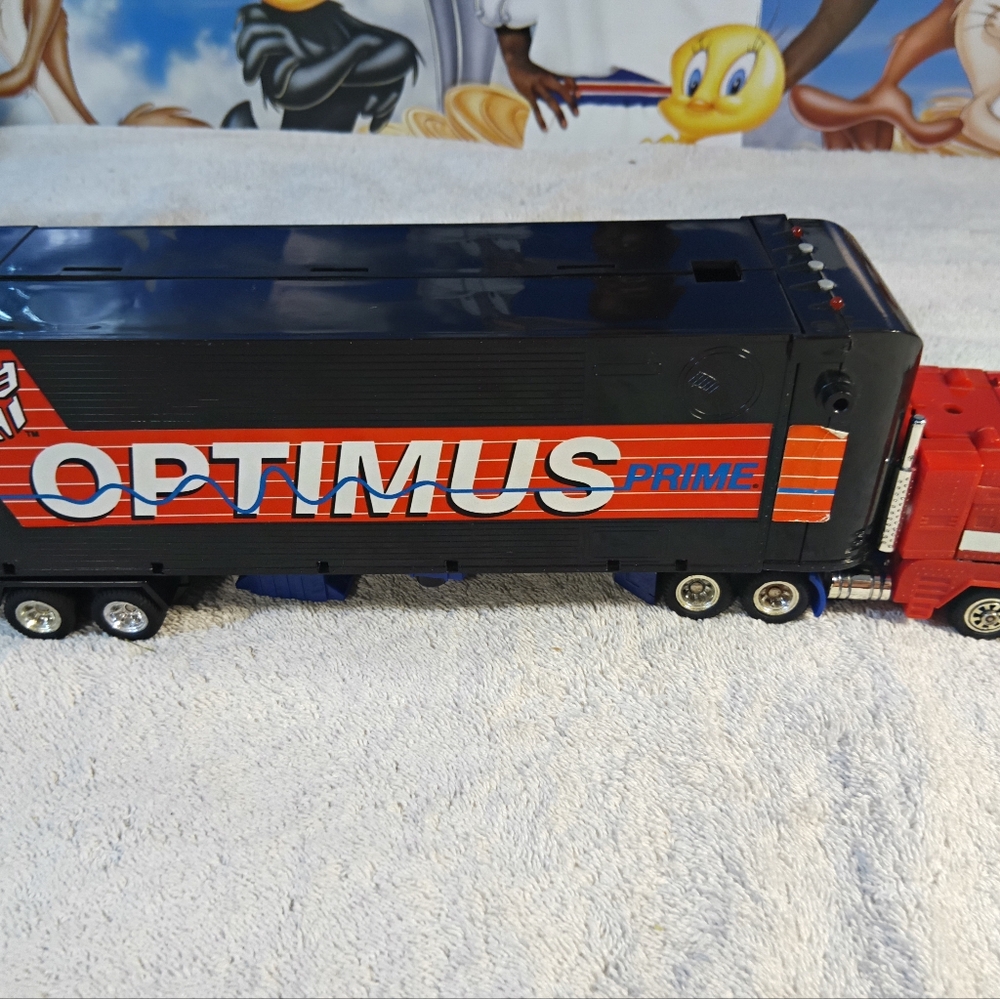 Vintage 1992 Transformers Generation 2 Optimus Prime with Trailer and Voice Box
